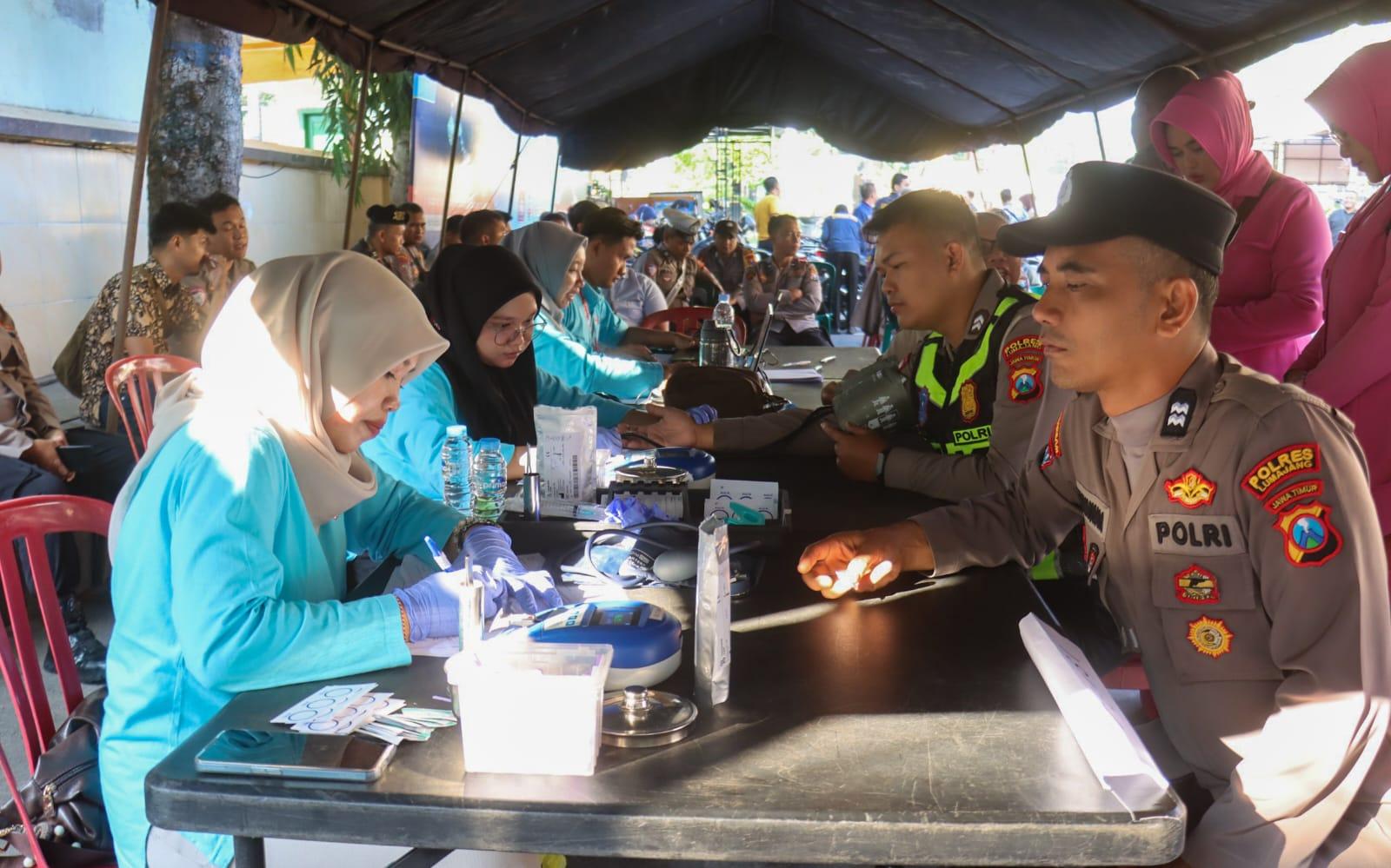 Menyambut Hari Bhayangkara ke-80, jajaran kepolisian menggelar bakti kesehatan berupa donor darah