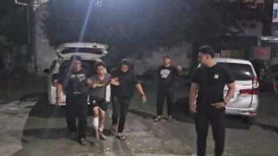 URC Satreskrim Polres Pelabuhan Tanjung Perak Bekuk Dua pelaku, F, 35, dan MM, 31, warga Bangkalan, Madura, ditembak kaki usai mencoba kabur saat diamankan.