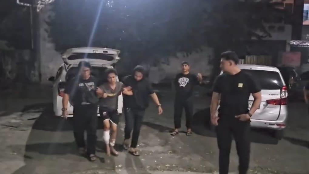 URC Satreskrim Polres Pelabuhan Tanjung Perak Bekuk Dua pelaku, F, 35, dan MM, 31, warga Bangkalan, Madura, ditembak kaki usai mencoba kabur saat diamankan.