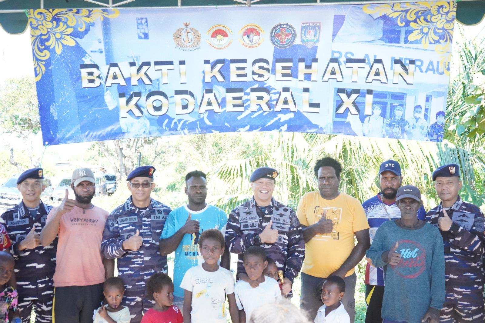 Komandan Komando Daerah Angkatan Laut XI (Dankodaeral XI) Laksda TNI Joko Andriyanto, S.T.,M.Tr.Hanla., M.A.P. meninjau langsung kegiatan Bakti Kesehatan