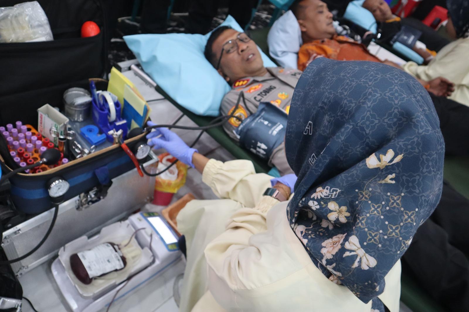 Kegiatan donor darah diikuti Kapolresta Sidoarjo Kombes. Pol. Christian Tobing, Wakapolresta Sidoarjo AKBP Mohammad Zainur Rofik