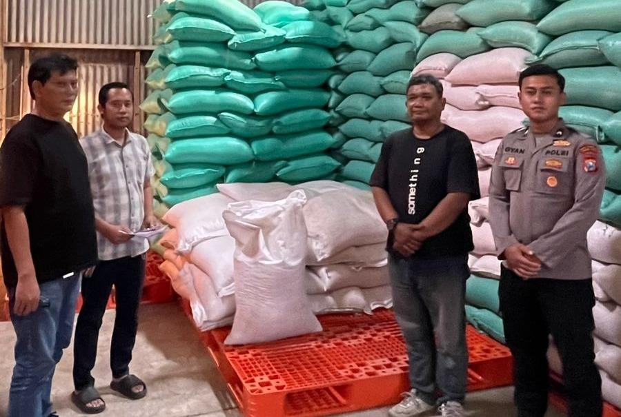 Polres Pelabuhan Tanjung Perak menyalurkan sedikitnya 1 ton jagung pipil kering hasil panen petani lokal ke Gudang Mini Lab Bulog
