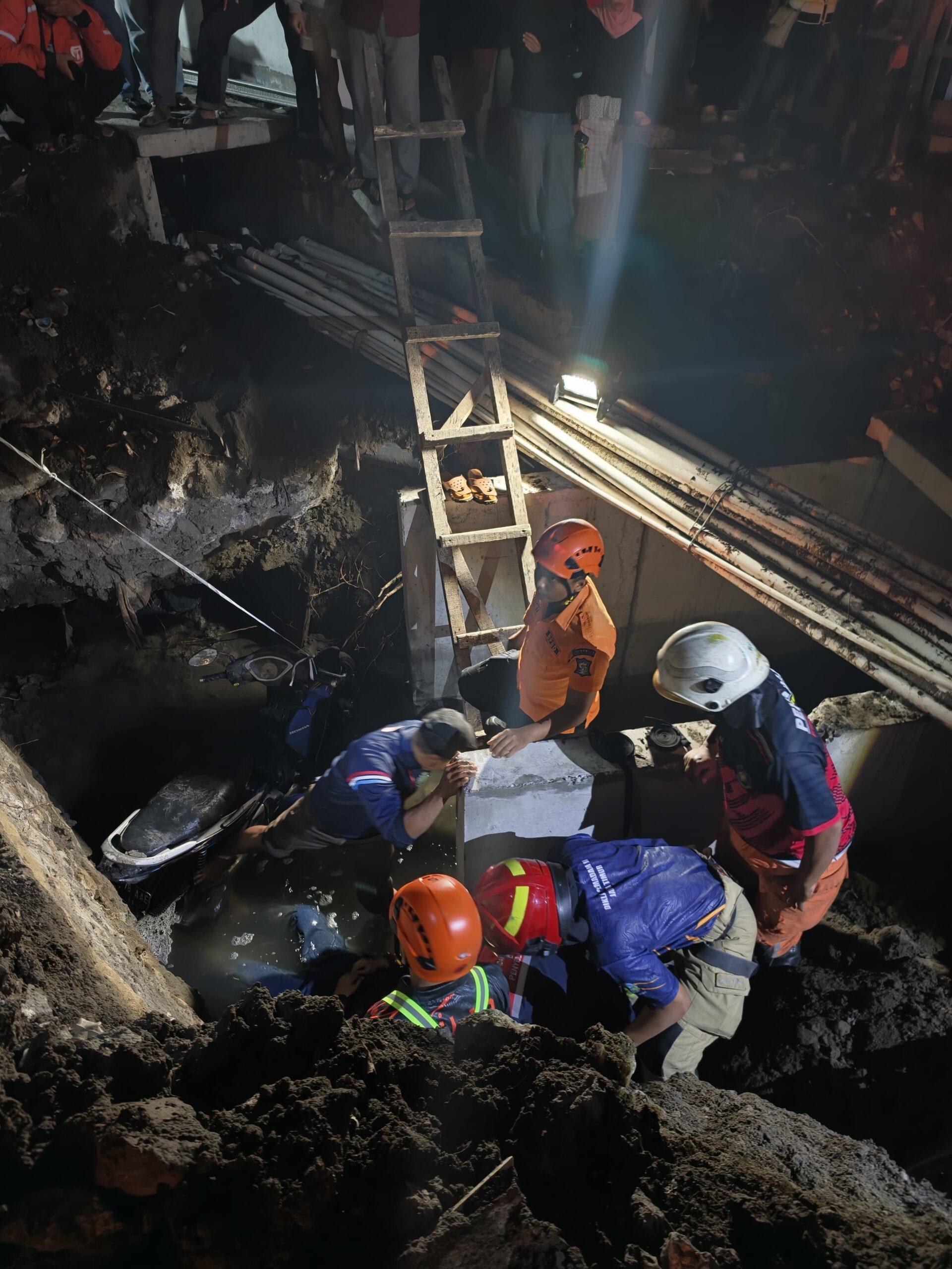 Petugas BPBD Kota Surabaya, proses evakuasi ada 2 orang korban.