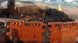 Tragedi di Tengah Proyek | Pengendara Motor Tercebur Saluran Air Margorejo Indah, Satu Tewas dan Satu Kritis