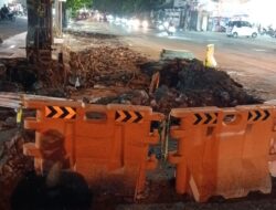 Tragedi di Tengah Proyek | Pengendara Motor Tercebur Saluran Air Margorejo Indah, Satu Tewas dan Satu Kritis