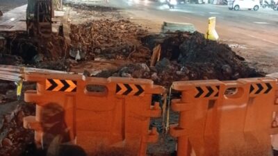Tragedi di Tengah Proyek | Pengendara Motor Tercebur Saluran Air Margorejo Indah, Satu Tewas dan Satu Kritis