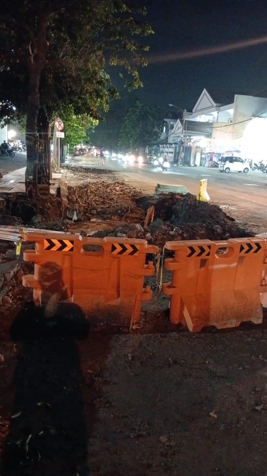 Keteragan gambar : Lokasi pembangunan box culvert 150/150 Jalan Margorejo Indah tewaskan pengendara motor