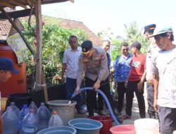 Polres Bondowoso Salurkan Air Bersih ke 20 Dusun yang Terdampak Kekeringan