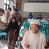 Tuai Pujian, Aksi Humanis Polsek Geneng Bantu Lansia yang Antri Terima PKH Plus di Ngawi