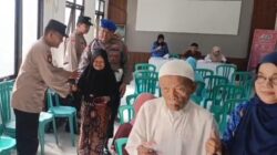 Tuai Pujian, Aksi Humanis Polsek Geneng Bantu Lansia yang Antri Terima PKH Plus di Ngawi