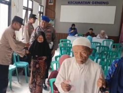 Tuai Pujian, Aksi Humanis Polsek Geneng Bantu Lansia yang Antri Terima PKH Plus di Ngawi