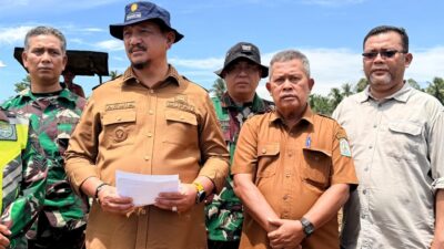 Bupati Aceh Tamiang bersama Kepala Bidang Tanaman Pangan dan Perlindungan Tanaman Distanbunnak Aceh Tamiang