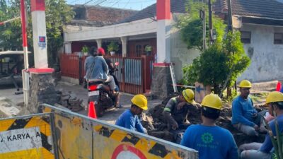 Perumda Air Minum Surya Sembada Kota Surabaya melakukan pengecekan langsung di wilayah Setro Gang V, Kelurahan Gading, Kecamatan Tambaksari untuk menindaklanjuti aduan warga airnya tidak lancar