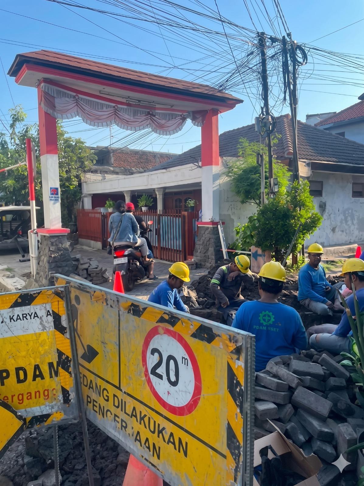 Perumda Air Minum Surya Sembada Kota Surabaya melakukan pengecekan langsung di wilayah Setro Gang V, Kelurahan Gading, Kecamatan Tambaksari untuk menindaklanjuti aduan warga airnya tidak lancar