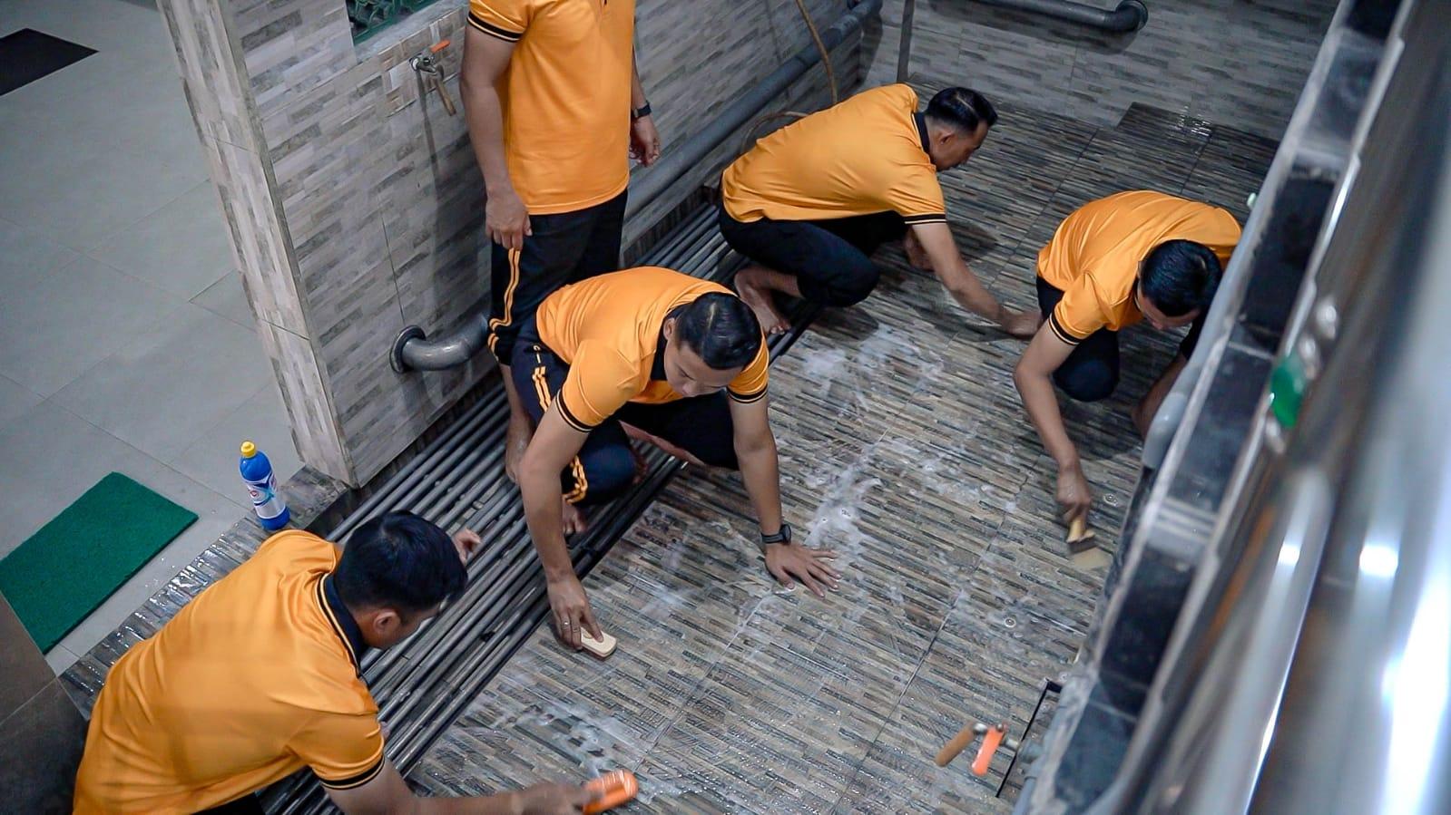 Hari Bhayangkara ke-80, Polda Jawa Timur melalui Direktorat Lalu Lintas menggelar kegiatan bakti sosial dan bakti religi