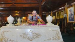 Usai Soekarno dan Gus Dur, Kapolri Ziarah-Tabur Bunga ke Makam Soeharto