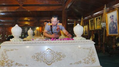Usai Soekarno dan Gus Dur, Kapolri Ziarah-Tabur Bunga ke Makam Soeharto