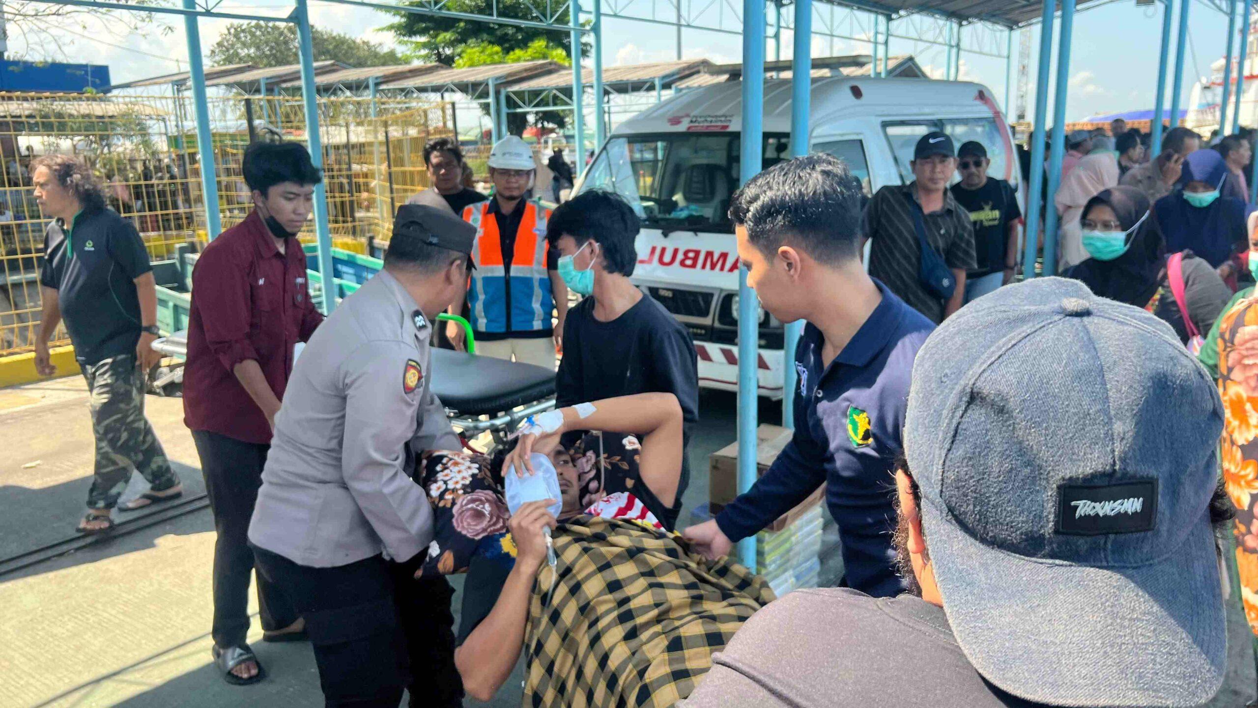 Sidokkes Polres Gresik memberikan layanan ambulans gratis untuk menjemput seorang pasien asal Pulau Bawean yang baru tiba di Pelabuhan Umum Pelindo Gresik.