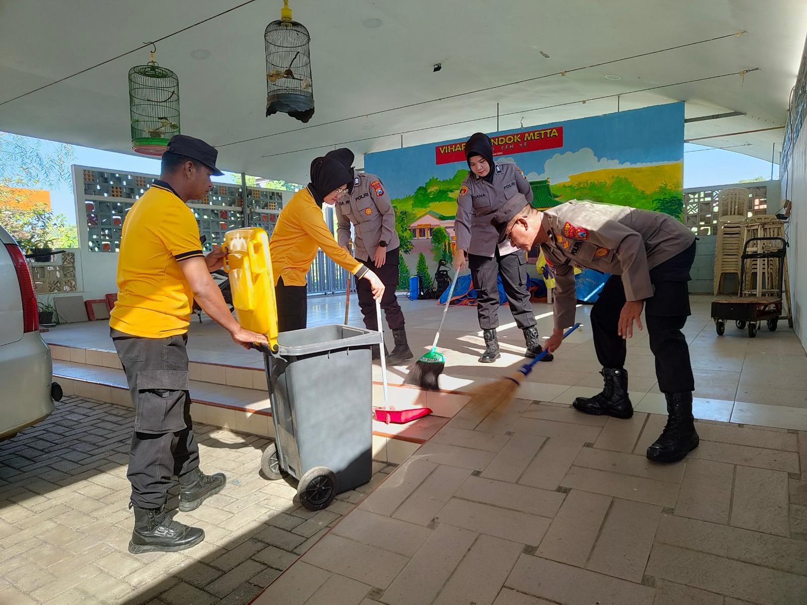 Polres Malang menggelar kegiatan bakti religi dengan membersihkan tempat ibadah dalam rangka menyambut Hari Bhayangkara ke-80 Tahun 2026.