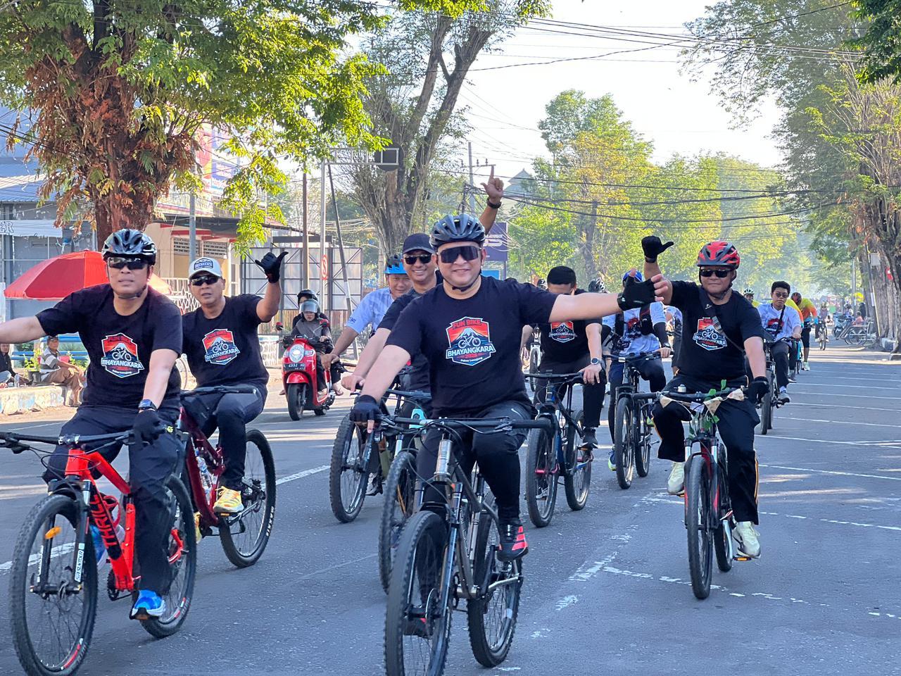 Kapolres Lumajang AKBP Alex Sandy Siregar bersama Bupati Lumajang Indah Amperawati dan Wakil Bupati Lumajang Yudha Adji Kusuma melepas peserta secara simbolis.