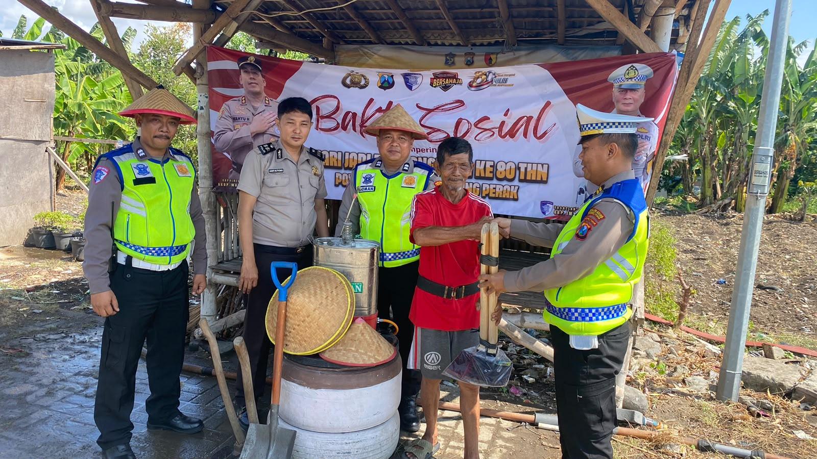 Bhayangkara ke-80 tahun 2026, Polres Pelabuhan Tanjung Perak menggelar aksi bakti sosial nyata. Sebagai wujud kepedulian terhadap ketahanan pangan