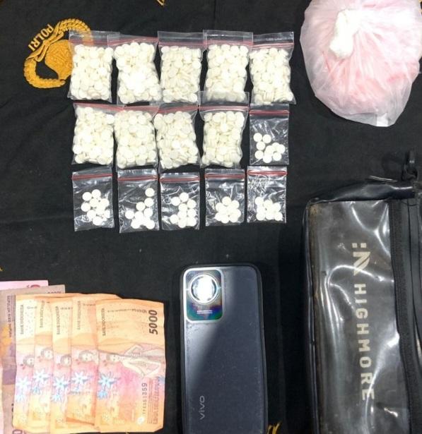 Polisi mengamankan Dua orang tersangka beserta 23.959 butir pil berlogo Y yang diduga siap edar.