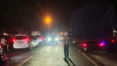 Antrian BBM Membludak di SPBU Junok, AKP Febry Hermawan Kerahkan Personel Urai Kemacetan