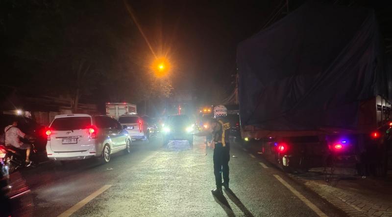 Foto : Personel Satlantas Polres Bangkalan tampak sigap mengatur arus kendaraan