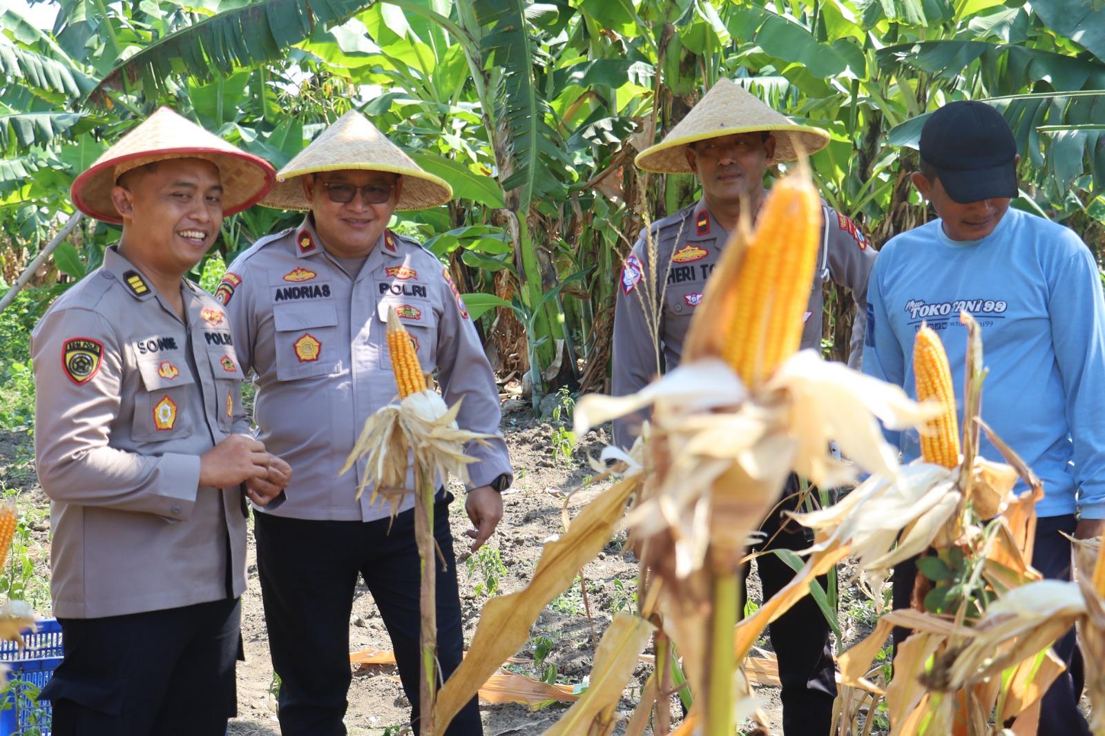Kapolsek Kenjeran Kompol Yuyus Andriastanto, bersama Kabag SDM Polres Pelabuhan Tanjung Perak AKP Soni.