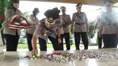 Teladani Semangat Juang Pahlawan, Polres Pelabuhan Tanjung Perak Gelar Ziarah di TMP WR Supratman