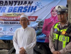 Peduli Warga Terdampak Kekeringan, Satlantas Polres Bangkalan Distribusikan Air Bersih ke Desa Binoh