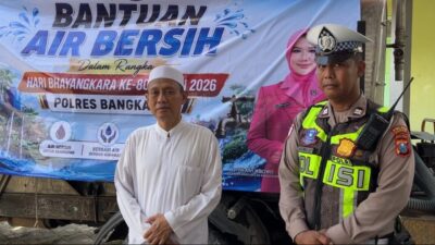 Peduli Warga Terdampak Kekeringan, Satlantas Polres Bangkalan Distribusikan Air Bersih ke Desa Binoh