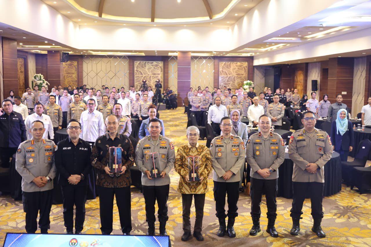 Dr. Yudi Latif, M.A., Ph.D., Prof. Dr. (H.C.) Ary Ginanjar Agustian, serta Kapusjarah Polri Brigjen Pol Abas Basuni, S.I.K., M.H.