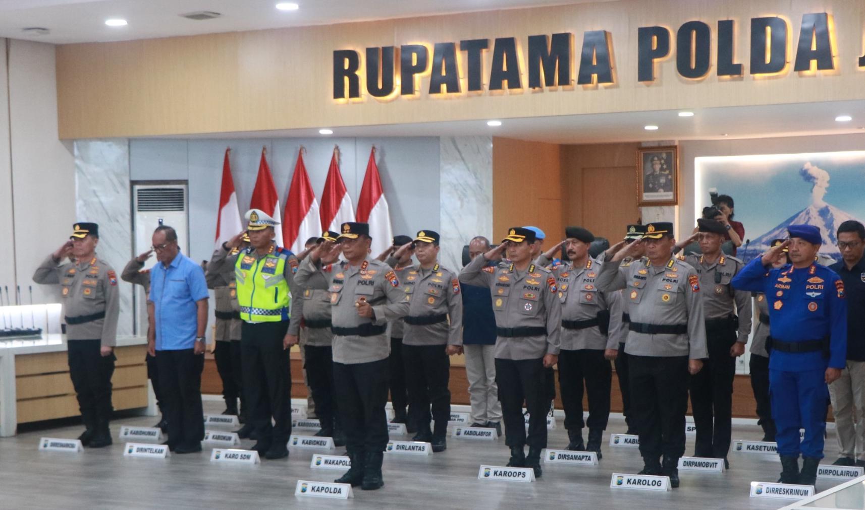Polda Jatim mengikuti Upacara Pemuliaan Nilai-Nilai Tribrata oleh Kapolri Jenderal Polisi Listyo Sigit Prabowo melalui aplikasi Zoom Cloud Meeting di Rupatama