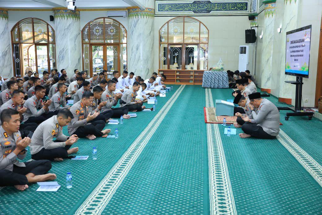 Polri menggelar dzikir dan doa bersama di Masjid Al-Ikhlas Mabes Polri, Jakarta, sebagai rangkaian peringatan Hari Bhayangkara ke-80.