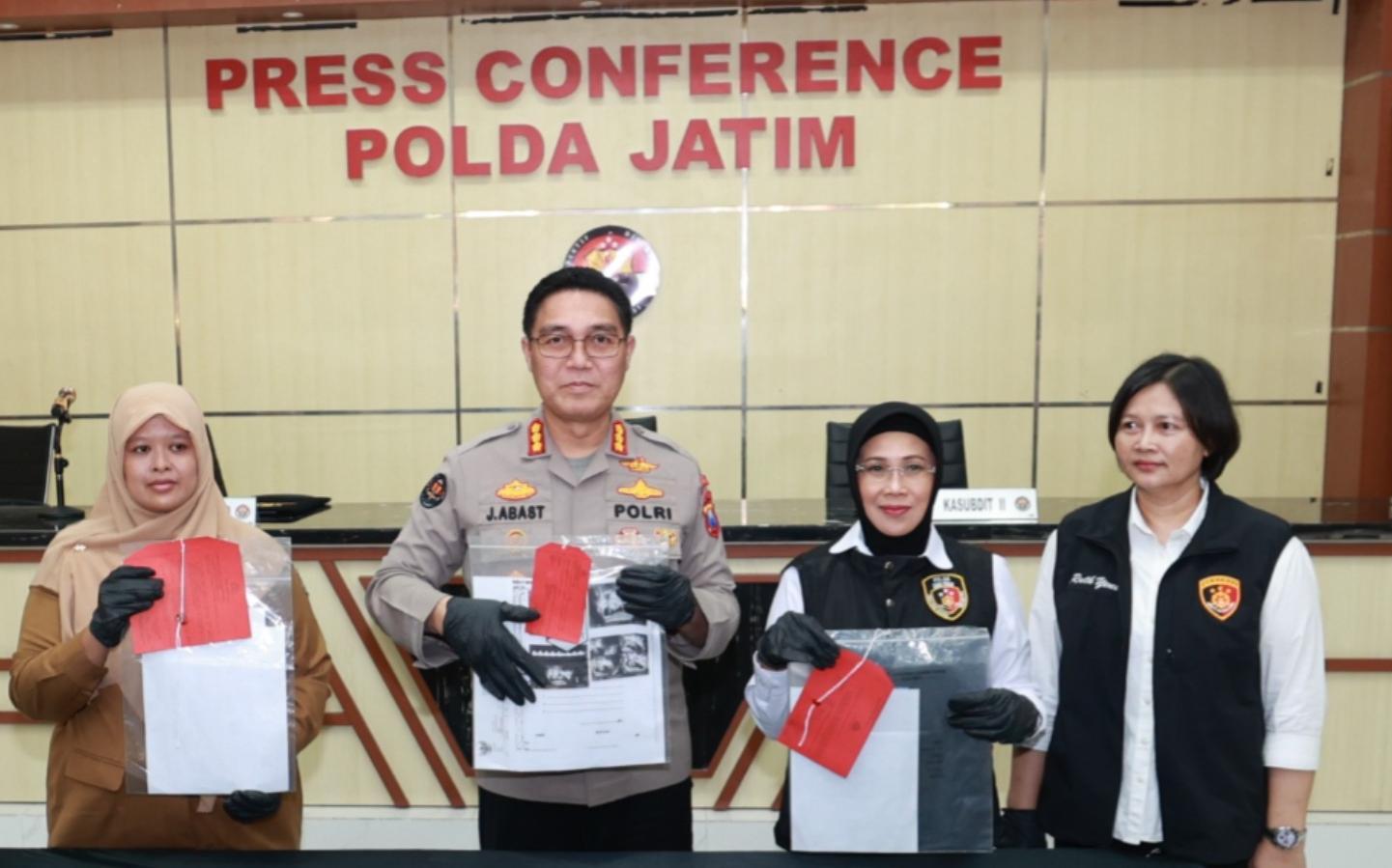 Direktur Reserse PPA/PPO Polda Jatim, Kombes Pol. Dr. Ganis Setyaningrum, S.Si., M.H., bersama Kabid Humas Polda Jatim, Kombes Pol. Jules Abraham Abast