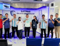 Satpas SIM Polres Bangkalan Menjadi Perhatian Masyarakat Ketika Petugas Mengenakan Jersey Piala Dunia