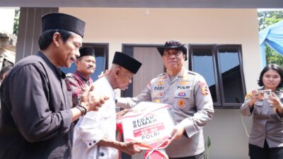Sambut Hari Bhayangkara ke-80, Polri Bedah 80 Rumah Layak Huni, Bapak Usin (85) Kini Miliki Rumah Baru Berpanel Surya