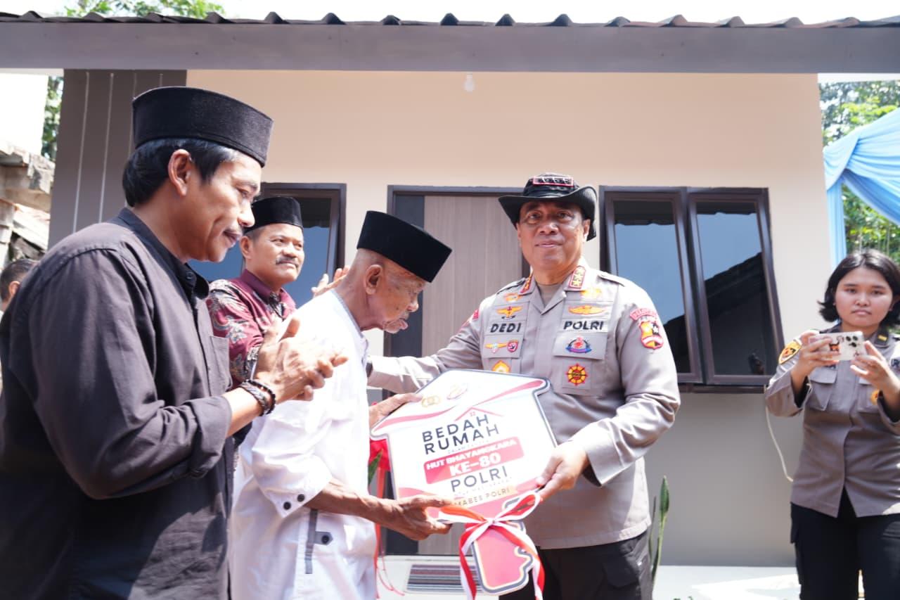 Wakapolri Komjen Pol. Prof. Dr. Dedi Prasetyo, S.H., M.Hum., M.Si., M.M., didampingi Dankorbrimob Polri, Kadivhubinter Polri, Aslog Kapolri, dan Karofaskon Slog Polri.