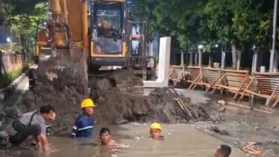 Pekerjaan pembangunan saluran drainase di Jalan Prof. Dr. Moestopo sempat terkendala setelah ekskavator mengenai pipa PDAM