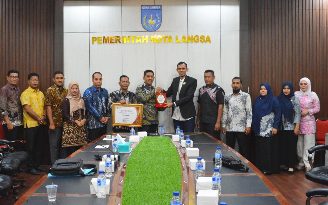 Walikota Langsa, Jeffry Sentana S. Putra SE yang diwakili oleh Asisten Pemerintahan Keistimewaan Aceh dan Kesejahteraan Rakyat, Al Azmi S.STP M.AP Penghargaan diserahkan langsung oleh Ketua Komisi Informasi Aceh Junaidi S.E.C.Med