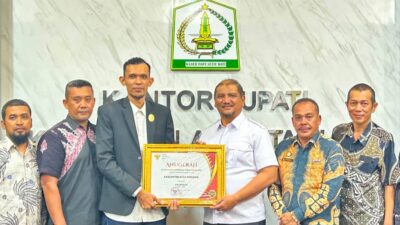 Penghargaan tersebut diserahkan langsung oleh Ketua Komisi Informasi Aceh Junaidi kepada Bupati Aceh Tamiang, Irjen. Pol (Purn) Drs. Armia Pahmi MH
