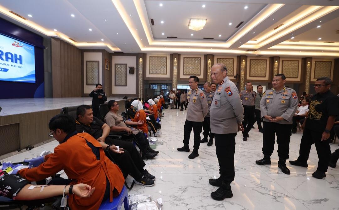 Polda Jawa Timur kegiatan donor darah dari Bakti Kesehatan dalam rangka memperingati Hari Bhayangkara ke-80 Tahun 2026.