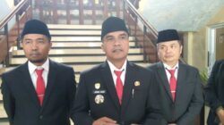 Bupati Bangkalan (Tengah) didampingi Wakil Bupati (kanan) dan Kepala Bakesbangpol (Kiri)