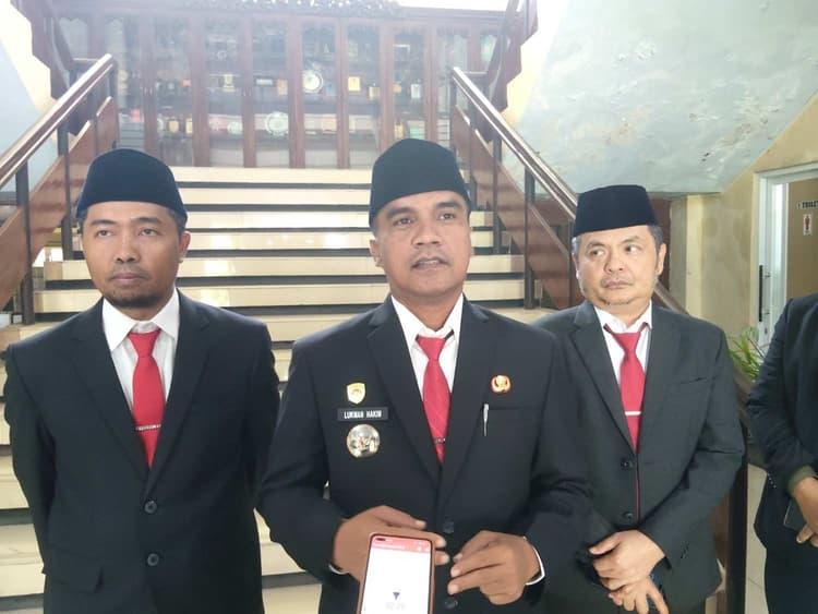 Bupati Bangkalan (Tengah) didampingi Wakil Bupati (kanan) dan Kepala Bakesbangpol (Kiri)
