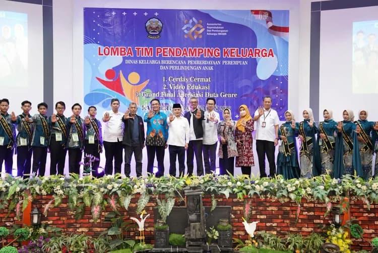 Foto Bersama Wakil Bupati dengan Para Finalis Duta Genre