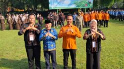 Wakil Bupati Bangkalan memakai Baju Korpri Bersama Kepala BPS San Petugas Sensus Saat Apel di Halaman Pemkab