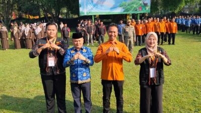 Wakil Bupati Bangkalan memakai Baju Korpri Bersama Kepala BPS San Petugas Sensus Saat Apel di Halaman Pemkab