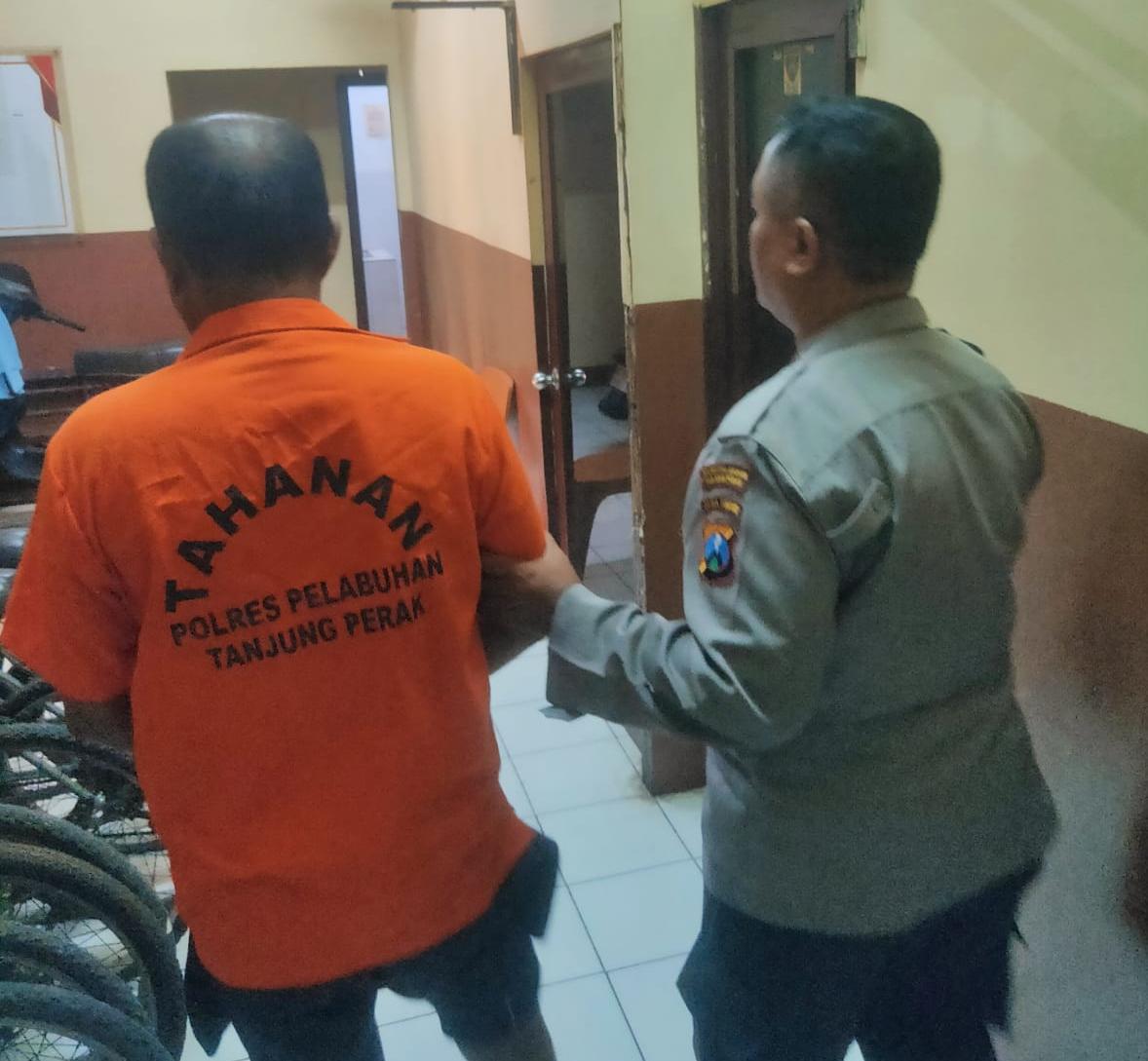 Tersangka R warga Bangkalan, Madura, maling HP di dashboard mobil.