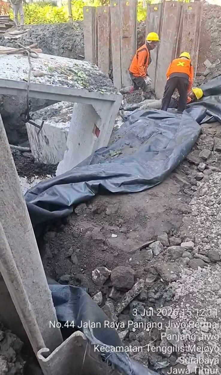 Pembangunan saluran drainase Jalan Raya Panjang Jiwo, yang dikerjakan kontraktor pelaksana PT Sarana Marga Perkasa, insiden kecelakaan kerja